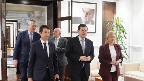 El presidente de la Junta de Castilla y León, Alfonso Fernández Mañueco; el presidente ejecutivo de Indra Group, Ángel Escribano; y el CEO de Indra Group, José Vicente de los Mozos, informan sobre el Plan de inversiones de Indra en Castilla y León y la colaboración de la administración autonómica. Foto: Rubén Cacho.