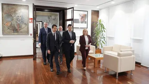 El presidente de la Junta de Castilla y León, Alfonso Fernández Mañueco; el presidente ejecutivo de Indra Group, Ángel Escribano; y el CEO de Indra Group, José Vicente de los Mozos, informan sobre el Plan de inversiones de Indra en Castilla y León y la colaboración de la administración autonómica. Foto: Rubén Cacho.