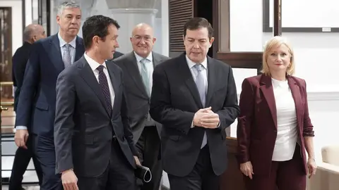 El presidente de la Junta de Castilla y León, Alfonso Fernández Mañueco; el presidente ejecutivo de Indra Group, Ángel Escribano; y el CEO de Indra Group, José Vicente de los Mozos, informan sobre el Plan de inversiones de Indra en Castilla y León y la colaboración de la administración autonómica. Foto: Rubén Cacho.