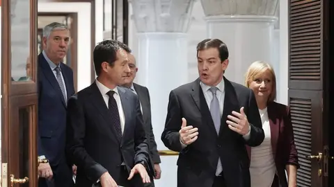 El presidente de la Junta de Castilla y León, Alfonso Fernández Mañueco; el presidente ejecutivo de Indra Group, Ángel Escribano; y el CEO de Indra Group, José Vicente de los Mozos, informan sobre el Plan de inversiones de Indra en Castilla y León y la colaboración de la administración autonómica. Foto: Rubén Cacho.