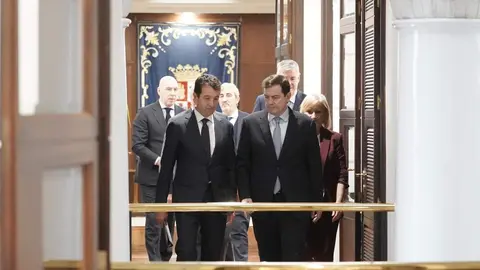 El presidente de la Junta de Castilla y León, Alfonso Fernández Mañueco; el presidente ejecutivo de Indra Group, Ángel Escribano; y el CEO de Indra Group, José Vicente de los Mozos, informan sobre el Plan de inversiones de Indra en Castilla y León y la colaboración de la administración autonómica. Foto: Rubén Cacho.