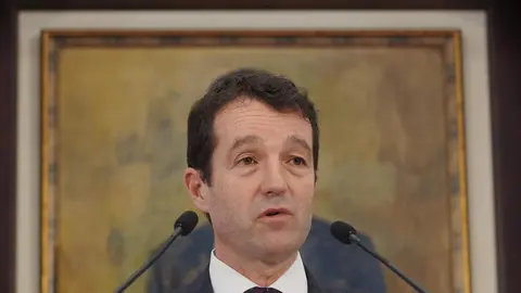 El presidente de la Junta de Castilla y León, Alfonso Fernández Mañueco; el presidente ejecutivo de Indra Group, Ángel Escribano; y el CEO de Indra Group, José Vicente de los Mozos, informan sobre el Plan de inversiones de Indra en Castilla y León y la colaboración de la administración autonómica. Foto: Rubén Cacho.