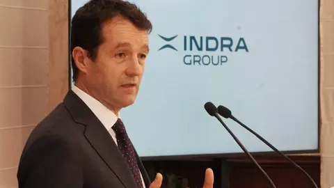 El presidente de la Junta de Castilla y León, Alfonso Fernández Mañueco; el presidente ejecutivo de Indra Group, Ángel Escribano; y el CEO de Indra Group, José Vicente de los Mozos, informan sobre el Plan de inversiones de Indra en Castilla y León y la colaboración de la administración autonómica. Foto: Rubén Cacho.