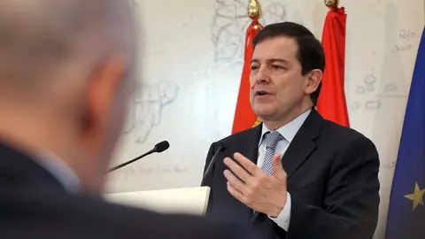 El presidente de la Junta de Castilla y León, Alfonso Fernández Mañueco; el presidente ejecutivo de Indra Group, Ángel Escribano; y el CEO de Indra Group, José Vicente de los Mozos, informan sobre el Plan de inversiones de Indra en Castilla y León y la colaboración de la administración autonómica. Foto: Rubén Cacho.