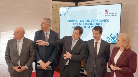 El presidente de la Junta de Castilla y León, Alfonso Fernández Mañueco; el presidente ejecutivo de Indra Group, Ángel Escribano; y el CEO de Indra Group, José Vicente de los Mozos, informan sobre el Plan de inversiones de Indra en Castilla y León y la colaboración de la administración autonómica. Foto: Rubén Cacho.