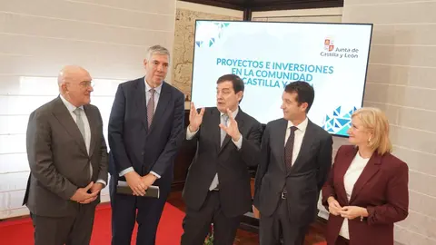 El presidente de la Junta de Castilla y León, Alfonso Fernández Mañueco; el presidente ejecutivo de Indra Group, Ángel Escribano; y el CEO de Indra Group, José Vicente de los Mozos, informan sobre el Plan de inversiones de Indra en Castilla y León y la colaboración de la administración autonómica. Foto: Rubén Cacho.