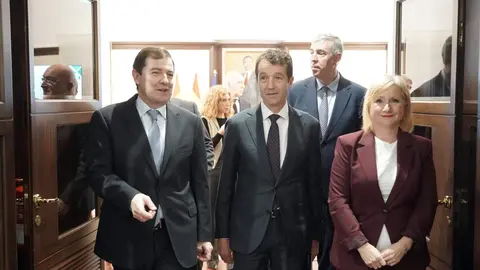 El presidente de la Junta de Castilla y León, Alfonso Fernández Mañueco; el presidente ejecutivo de Indra Group, Ángel Escribano; y el CEO de Indra Group, José Vicente de los Mozos, informan sobre el Plan de inversiones de Indra en Castilla y León y la colaboración de la administración autonómica. Foto: Rubén Cacho.