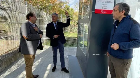El delegado territorial de la Junta, Eduardo Diego, y el alcalde de La Bañeza, Javier Carrera, visitan el ascensor en el barrio de Santa Marina en La Bañeza.