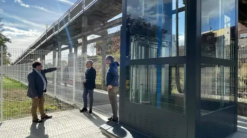 El delegado territorial de la Junta, Eduardo Diego, y el alcalde de La Bañeza, Javier Carrera, visitan el ascensor en el barrio de Santa Marina en La Bañeza.
