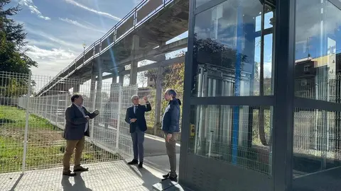 El delegado territorial de la Junta, Eduardo Diego, y el alcalde de La Bañeza, Javier Carrera, visitan el ascensor en el barrio de Santa Marina en La Bañeza.