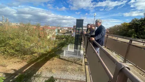 El delegado territorial de la Junta, Eduardo Diego, y el alcalde de La Bañeza, Javier Carrera, visitan el ascensor en el barrio de Santa Marina en La Bañeza.