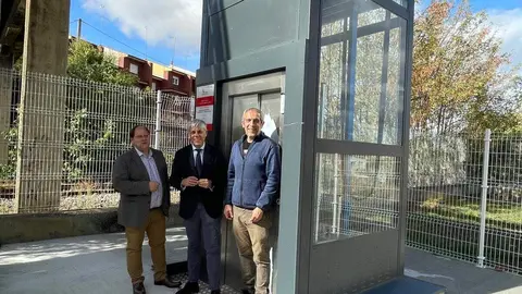 El delegado territorial de la Junta, Eduardo Diego, y el alcalde de La Bañeza, Javier Carrera, visitan el ascensor en el barrio de Santa Marina en La Bañeza.
