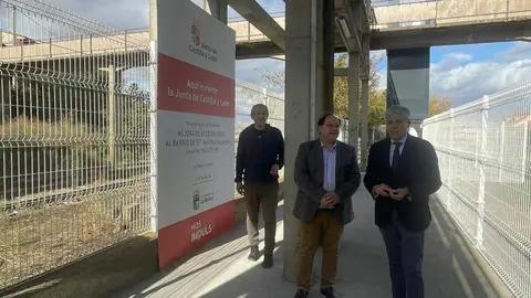 El delegado territorial de la Junta, Eduardo Diego, y el alcalde de La Bañeza, Javier Carrera, visitan el ascensor en el barrio de Santa Marina en La Bañeza.