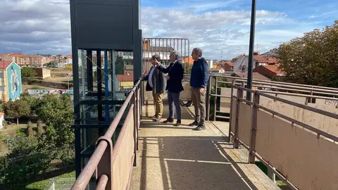 El delegado territorial de la Junta, Eduardo Diego, y el alcalde de La Bañeza, Javier Carrera, visitan el ascensor en el barrio de Santa Marina en La Bañeza.