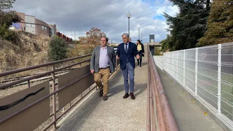 El delegado territorial de la Junta, Eduardo Diego, y el alcalde de La Bañeza, Javier Carrera, visitan el ascensor en el barrio de Santa Marina en La Bañeza.