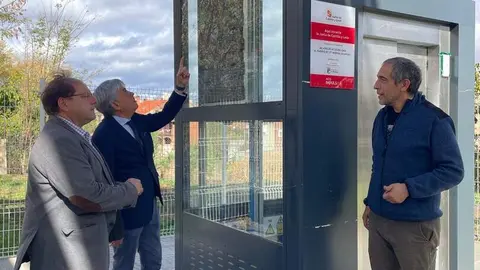 El delegado territorial de la Junta, Eduardo Diego, y el alcalde de La Bañeza, Javier Carrera, visitan el ascensor en el barrio de Santa Marina en La Bañeza.