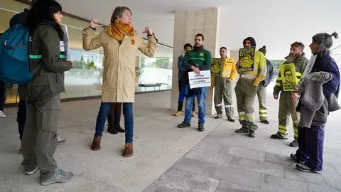 El secretario regional del PSOE, Carlos Martínez, conversa con las personas que protestan a las puertas de las Cortes durante la Comparecencia del consejero de Medio Ambiente para informar sobre la gestión de la campaña de incendios 2025. Foto: Leticia Pérez.
