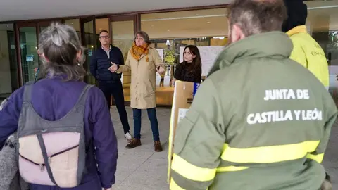 El secretario regional del PSOE, Carlos Martínez, conversa con las personas que protestan a las puertas de las Cortes durante la Comparecencia del consejero de Medio Ambiente para informar sobre la gestión de la campaña de incendios 2025. Foto: Leticia Pérez.
