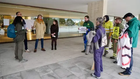 El secretario regional del PSOE, Carlos Martínez, conversa con las personas que protestan a las puertas de las Cortes durante la Comparecencia del consejero de Medio Ambiente para informar sobre la gestión de la campaña de incendios 2025. Foto: Leticia Pérez.
