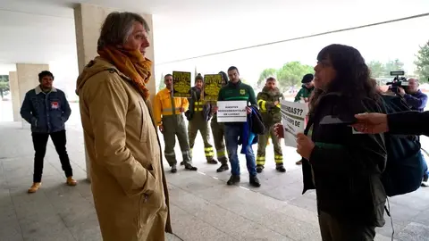 El secretario regional del PSOE, Carlos Martínez, conversa con las personas que protestan a las puertas de las Cortes durante la Comparecencia del consejero de Medio Ambiente para informar sobre la gestión de la campaña de incendios 2025. Foto: Leticia Pérez.