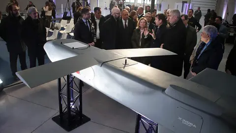 La secretaria de Estado de Defensa, Amparo Valcarce, visita las instalaciones de la futura fábrica de vehículos aéreos no tripulados de Indra Group acompañada por el presidente ejecutivo, Ángel Escribano, y el consejero delegado, José Vicente de los Mozos. Foto: Peio García.