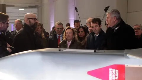 La secretaria de Estado de Defensa, Amparo Valcarce, visita las instalaciones de la futura fábrica de vehículos aéreos no tripulados de Indra Group acompañada por el presidente ejecutivo, Ángel Escribano, y el consejero delegado, José Vicente de los Mozos. Foto: Peio García.