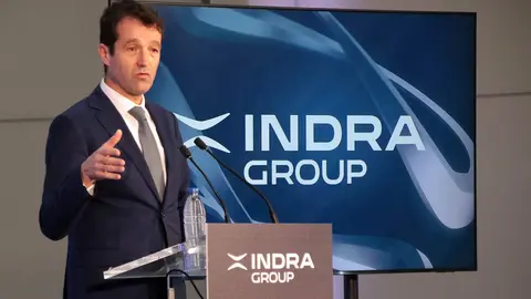 La secretaria de Estado de Defensa, Amparo Valcarce, visita las instalaciones de la futura fábrica de vehículos aéreos no tripulados de Indra Group acompañada por el presidente ejecutivo, Ángel Escribano, y el consejero delegado, José Vicente de los Mozos. Foto: Peio García.