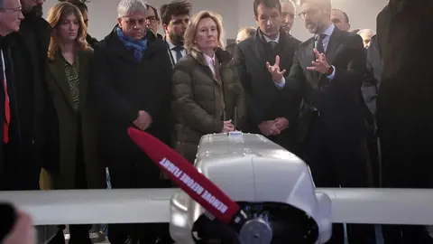 La secretaria de Estado de Defensa, Amparo Valcarce, visita las instalaciones de la futura fábrica de vehículos aéreos no tripulados de Indra Group acompañada por el presidente ejecutivo, Ángel Escribano, y el consejero delegado, José Vicente de los Mozos. Foto: Peio García.