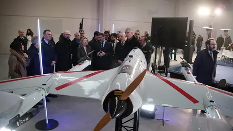 La secretaria de Estado de Defensa, Amparo Valcarce, visita las instalaciones de la futura fábrica de vehículos aéreos no tripulados de Indra Group acompañada por el presidente ejecutivo, Ángel Escribano, y el consejero delegado, José Vicente de los Mozos. Foto: Peio García.