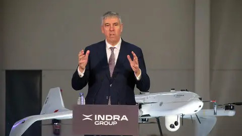 La secretaria de Estado de Defensa, Amparo Valcarce, visita las instalaciones de la futura fábrica de vehículos aéreos no tripulados de Indra Group acompañada por el presidente ejecutivo, Ángel Escribano, y el consejero delegado, José Vicente de los Mozos. Foto: Peio García.