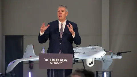 La secretaria de Estado de Defensa, Amparo Valcarce, visita las instalaciones de la futura fábrica de vehículos aéreos no tripulados de Indra Group acompañada por el presidente ejecutivo, Ángel Escribano, y el consejero delegado, José Vicente de los Mozos. Foto: Peio García.