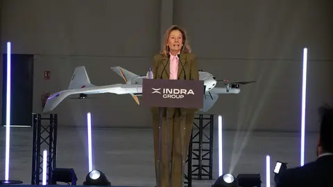 La secretaria de Estado de Defensa, Amparo Valcarce, visita las instalaciones de la futura fábrica de vehículos aéreos no tripulados de Indra Group acompañada por el presidente ejecutivo, Ángel Escribano, y el consejero delegado, José Vicente de los Mozos. Foto: Peio García.