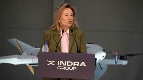 La secretaria de Estado de Defensa, Amparo Valcarce, visita las instalaciones de la futura fábrica de vehículos aéreos no tripulados de Indra Group acompañada por el presidente ejecutivo, Ángel Escribano, y el consejero delegado, José Vicente de los Mozos. Foto: Peio García.