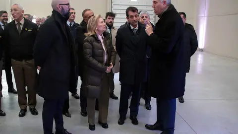 La secretaria de Estado de Defensa, Amparo Valcarce, visita las instalaciones de la futura fábrica de vehículos aéreos no tripulados de Indra Group acompañada por el presidente ejecutivo, Ángel Escribano, y el consejero delegado, José Vicente de los Mozos. Foto: Peio García.