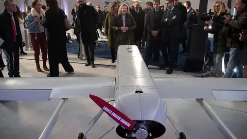 La secretaria de Estado de Defensa, Amparo Valcarce, visita las instalaciones de la futura fábrica de vehículos aéreos no tripulados de Indra Group acompañada por el presidente ejecutivo, Ángel Escribano, y el consejero delegado, José Vicente de los Mozos. Foto: Peio García.