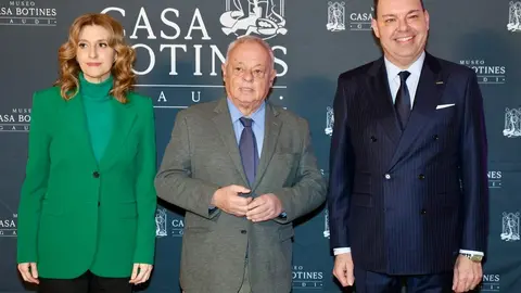 El consejero de Cultura, Turismo y Deporte, Gonzalo Santonja, presenta la participación de la Junta de Castilla y León para conmemorar el Año Gaudí 2026 junto al director general de la Fundación Obra Social Castilla y León, José María Viejo, y el conservador jefe del Museo Casa Botines Gaudí, Carlos Varela. Foto: Campillo.