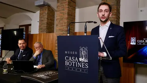 El consejero de Cultura, Turismo y Deporte, Gonzalo Santonja, presenta la participación de la Junta de Castilla y León para conmemorar el Año Gaudí 2026 junto al director general de la Fundación Obra Social Castilla y León, José María Viejo, y el conservador jefe del Museo Casa Botines Gaudí, Carlos Varela. Foto: Campillo.