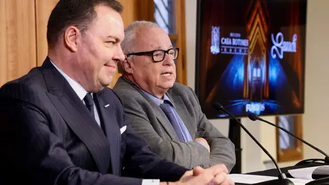 El consejero de Cultura, Turismo y Deporte, Gonzalo Santonja, presenta la participación de la Junta de Castilla y León para conmemorar el Año Gaudí 2026 junto al director general de la Fundación Obra Social Castilla y León, José María Viejo, y el conservador jefe del Museo Casa Botines Gaudí, Carlos Varela. Foto: Campillo.