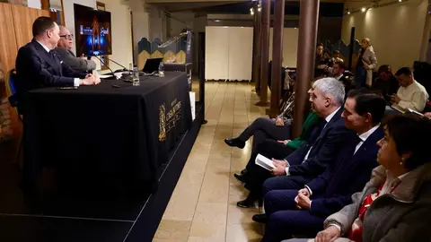 El consejero de Cultura, Turismo y Deporte, Gonzalo Santonja, presenta la participación de la Junta de Castilla y León para conmemorar el Año Gaudí 2026 junto al director general de la Fundación Obra Social Castilla y León, José María Viejo, y el conservador jefe del Museo Casa Botines Gaudí, Carlos Varela. Foto: Campillo.