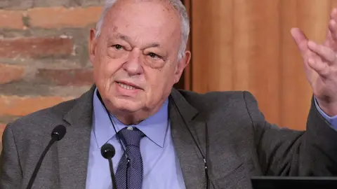 El consejero de Cultura, Turismo y Deporte, Gonzalo Santonja, presenta la participación de la Junta de Castilla y León para conmemorar el Año Gaudí 2026 junto al director general de la Fundación Obra Social Castilla y León, José María Viejo, y el conservador jefe del Museo Casa Botines Gaudí, Carlos Varela. Foto: Campillo.