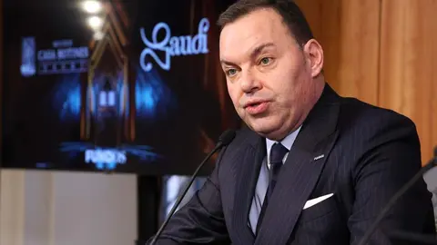 El consejero de Cultura, Turismo y Deporte, Gonzalo Santonja, presenta la participación de la Junta de Castilla y León para conmemorar el Año Gaudí 2026 junto al director general de la Fundación Obra Social Castilla y León, José María Viejo, y el conservador jefe del Museo Casa Botines Gaudí, Carlos Varela. Foto: Campillo.