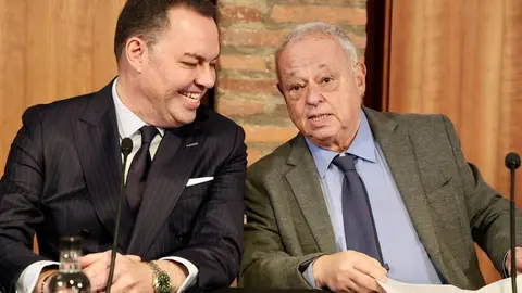 El consejero de Cultura, Turismo y Deporte, Gonzalo Santonja, presenta la participación de la Junta de Castilla y León para conmemorar el Año Gaudí 2026 junto al director general de la Fundación Obra Social Castilla y León, José María Viejo, y el conservador jefe del Museo Casa Botines Gaudí, Carlos Varela. Foto: Campillo.