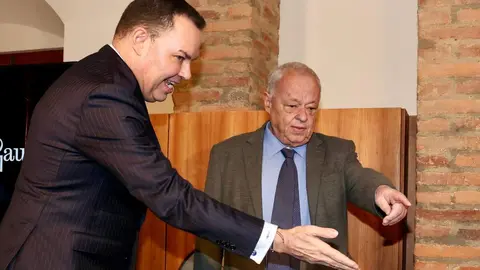 El consejero de Cultura, Turismo y Deporte, Gonzalo Santonja, presenta la participación de la Junta de Castilla y León para conmemorar el Año Gaudí 2026 junto al director general de la Fundación Obra Social Castilla y León, José María Viejo, y el conservador jefe del Museo Casa Botines Gaudí, Carlos Varela. Foto: Campillo.