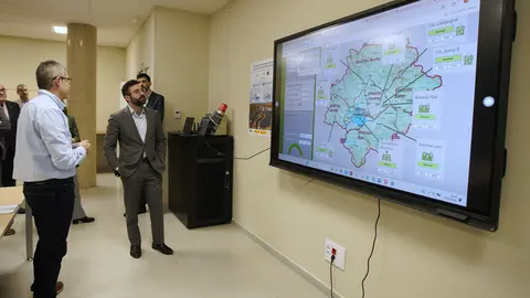 El secretario de Estado de Energía, Joan Groizard (D), durante la inauguración del Laboratorio de Ciberseguridad Industrial de Ciuden. Foto: César Sánchez.