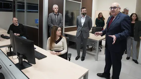 El secretario de Estado de Energía, Joan Groizard (C), durante la inauguración del Laboratorio de Ciberseguridad Industrial de Ciuden. Foto: César Sánchez.