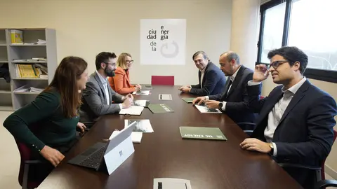 El secretario de Estado de Energía, Joan Groizard (2I), junto a los representantes de la empresa RIC Energy, durante la reunión mantenida en la sede de Ciuden. Foto: César Sánchez.
