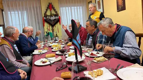 El enfrentamiento entre la Cultural y Deportiva Leonesa y el Sporting de Gijón comenzó a jugarse lejos del césped y antes del pitido inicial. La Peña Los Leones, vinculada a la Casa de León en Asturias, celebró en Gijón su primera comida oficial, una cita gastronómica que sirvió como antesala del duelo que se disputará este sábado en el estadio Reino de León.