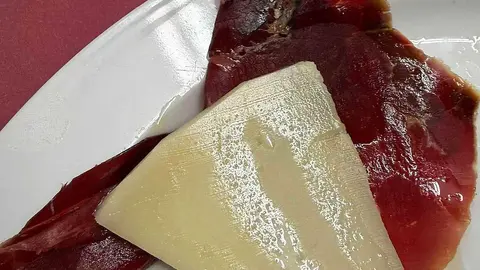 El enfrentamiento entre la Cultural y Deportiva Leonesa y el Sporting de Gijón comenzó a jugarse lejos del césped y antes del pitido inicial. La Peña Los Leones, vinculada a la Casa de León en Asturias, celebró en Gijón su primera comida oficial, una cita gastronómica que sirvió como antesala del duelo que se disputará este sábado en el estadio Reino de León.