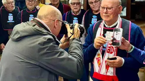 El enfrentamiento entre la Cultural y Deportiva Leonesa y el Sporting de Gijón comenzó a jugarse lejos del césped y antes del pitido inicial. La Peña Los Leones, vinculada a la Casa de León en Asturias, celebró en Gijón su primera comida oficial, una cita gastronómica que sirvió como antesala del duelo que se disputará este sábado en el estadio Reino de León.