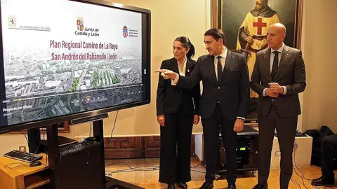 El Plan Regional para la coordinación urbanística en el entorno del Camino de La Raya, cuyo protocolo de elaboración firmaron hoy el consejero de Medio Ambiente, Vivienda y Ordenación del Territorio, Juan Carlos Suárez-Quiñones, con los alcaldes de León, José Antonio Diez, y de San Andrés del Rabanedo, Ana Fernández, convertirá el espacio existente entre ambos municipios en “un nuevo polo industrial bien articulado”. Foto: Peio García